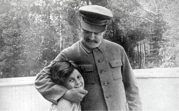 Sveltana cùng Stalin năm 1951